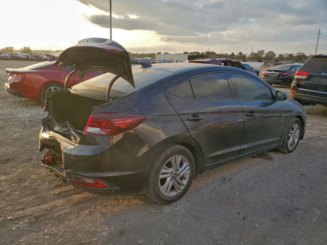 Hyundai ELANTRA Sel Image 3