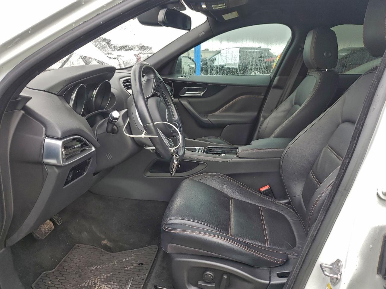 Jaguar F-PACE Prestige Image 2