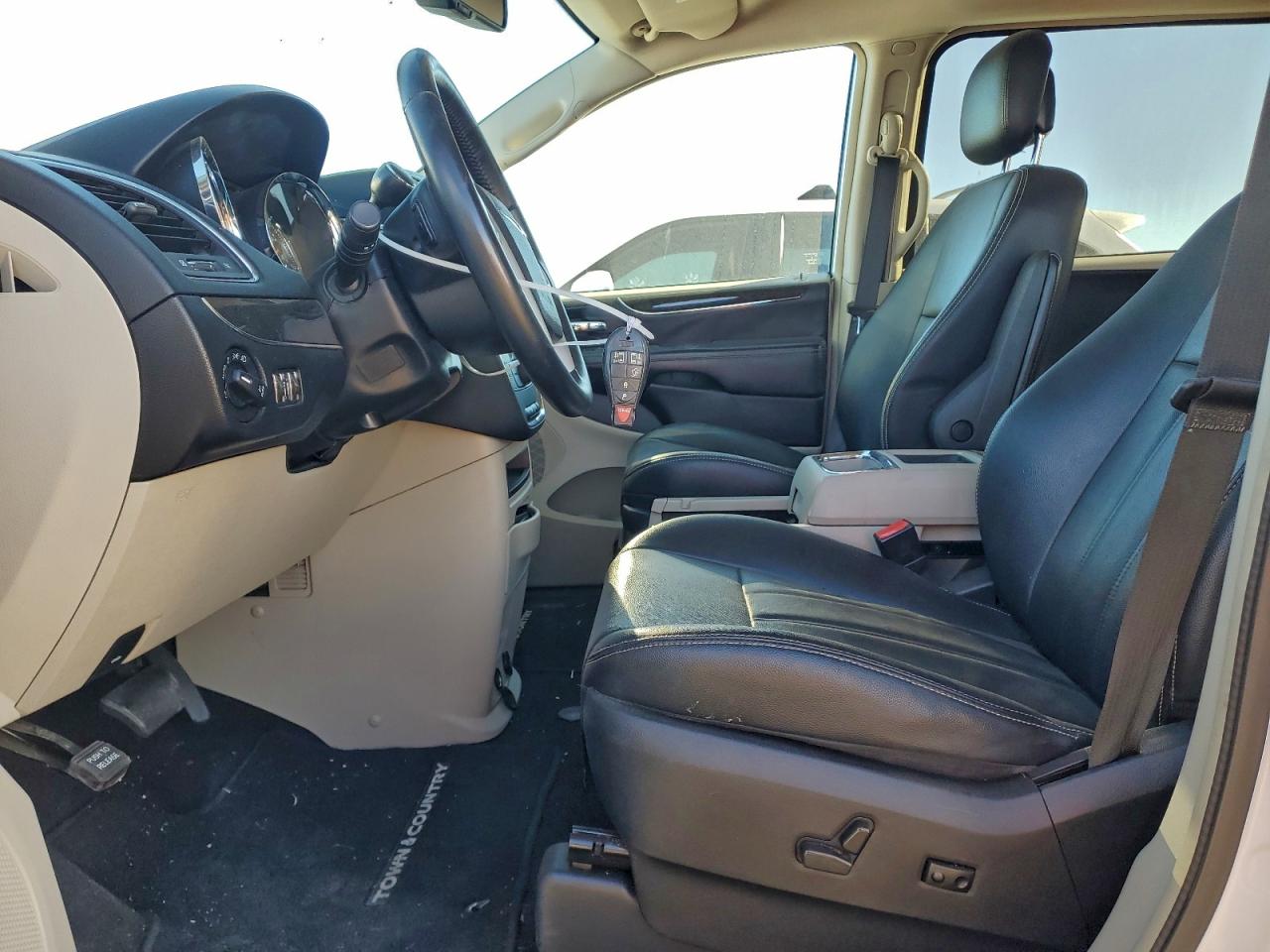 Chrysler Minivan Touring Image 3