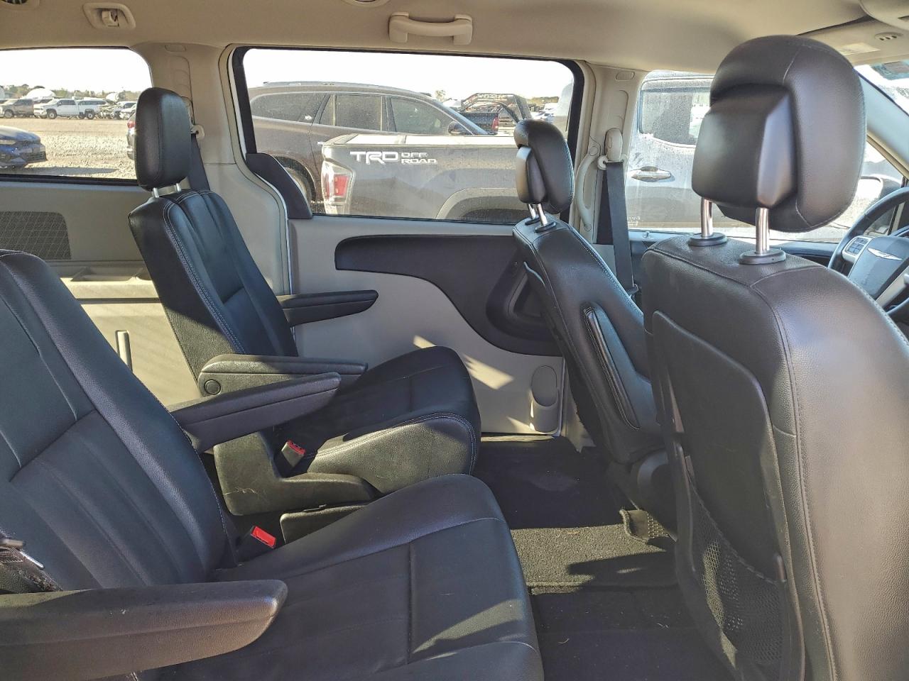 Chrysler Minivan Touring Image 2