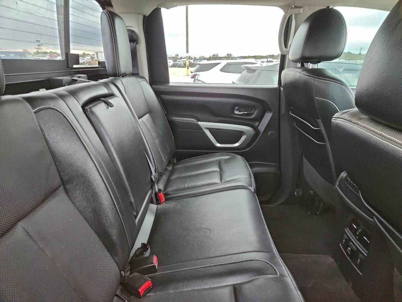 Nissan Titan Sl Image 9