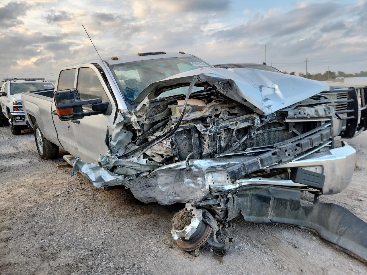 Chevrolet Silverado K2500 Heavy Duty Image 3