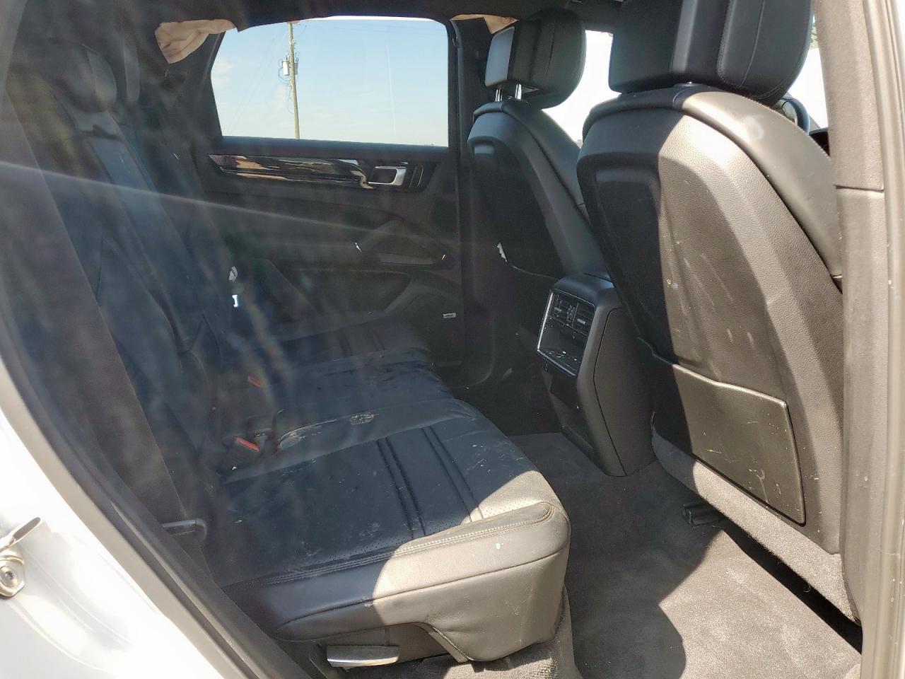 Porsche Cayenne Image 13