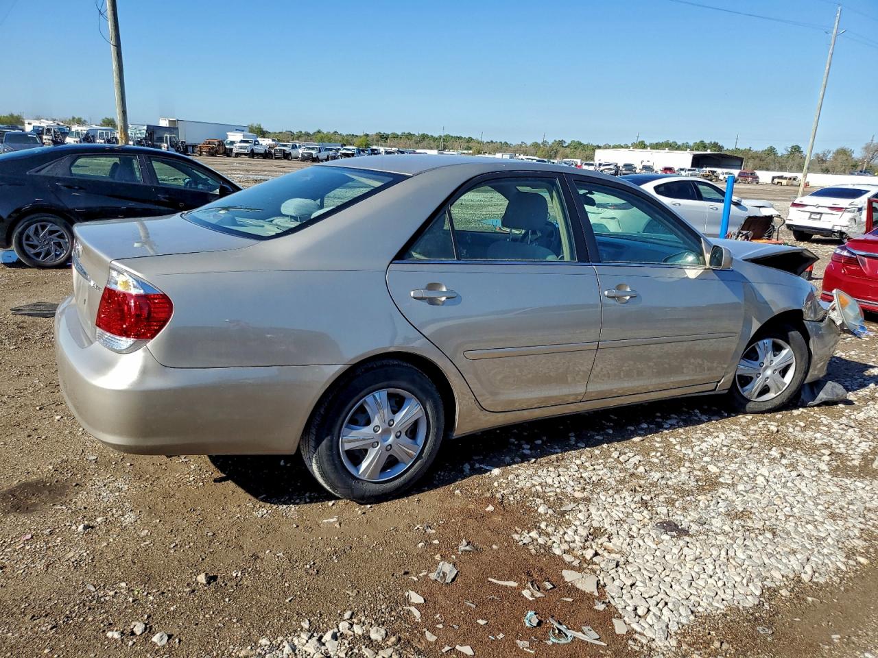 Toyota Camry Le Image 4