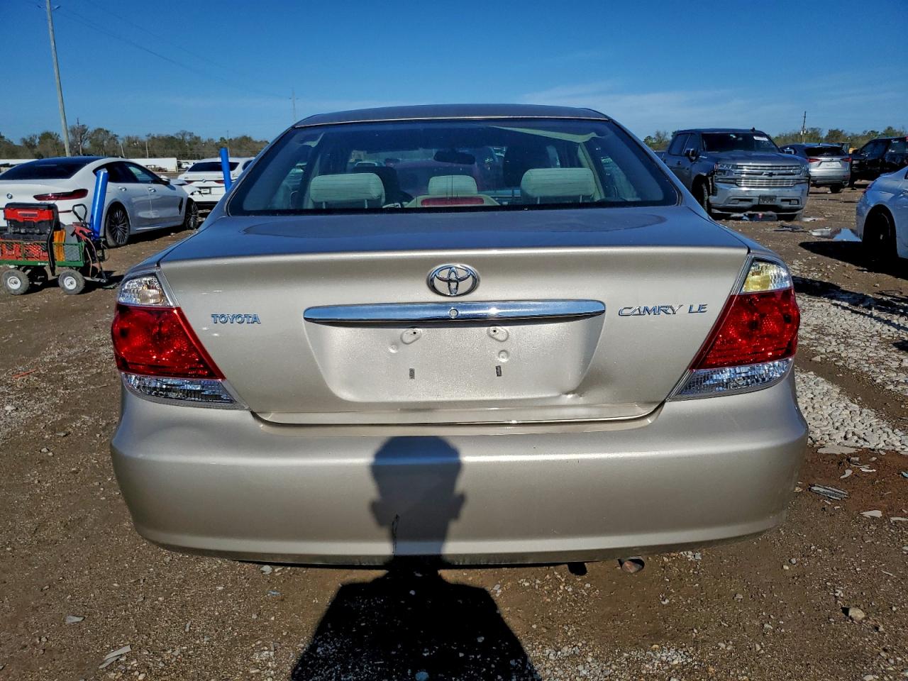 Toyota Camry Le Image 12