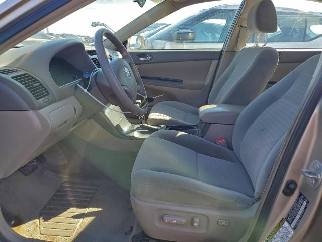 Toyota Camry Le Image 5