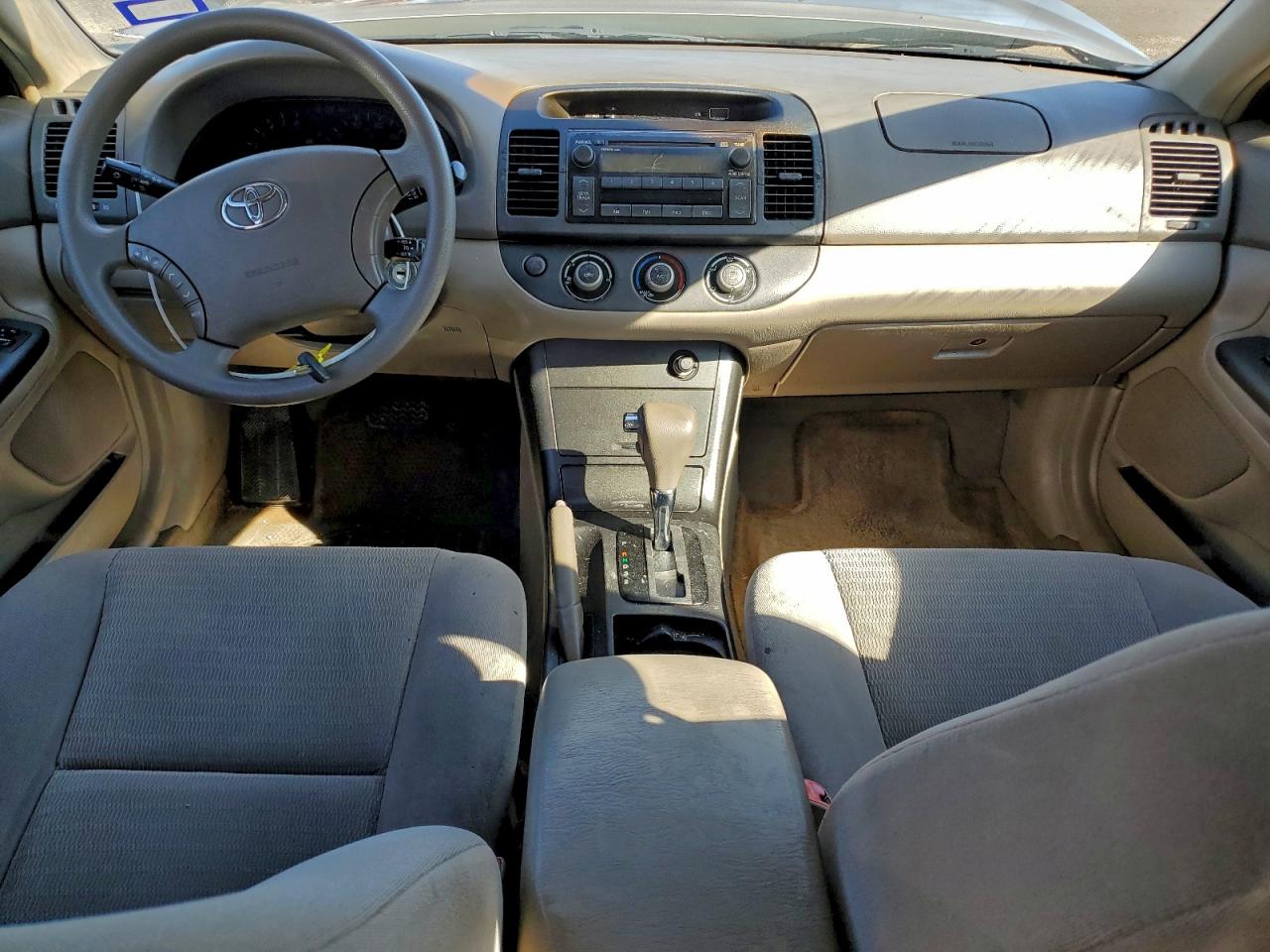 Toyota Camry Le Image 6