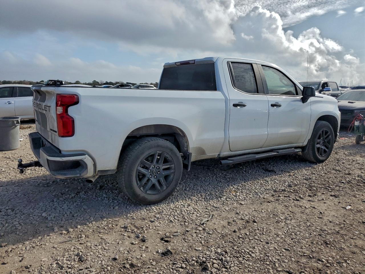 Chevrolet Silverado C1500 Custom Image 11