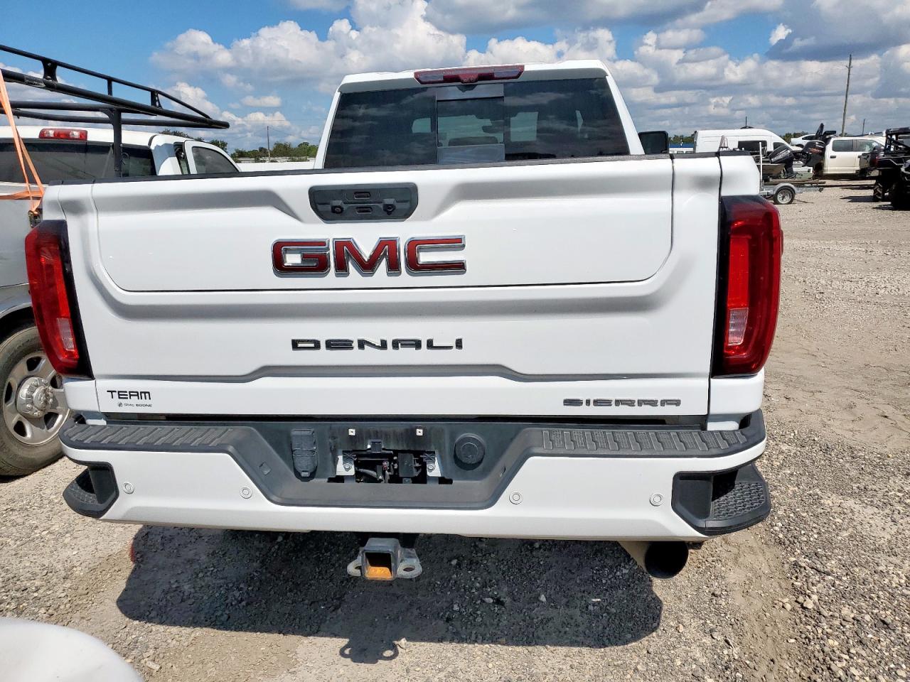 GMC Sierra K2500 Denali Image 5