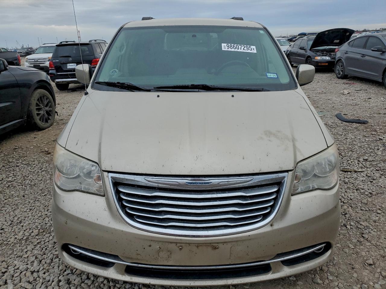 Chrysler Minivan Touring Image 2