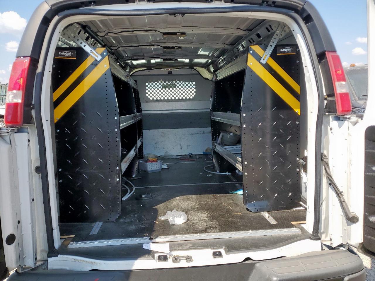 GMC Savana G2500 Image 9