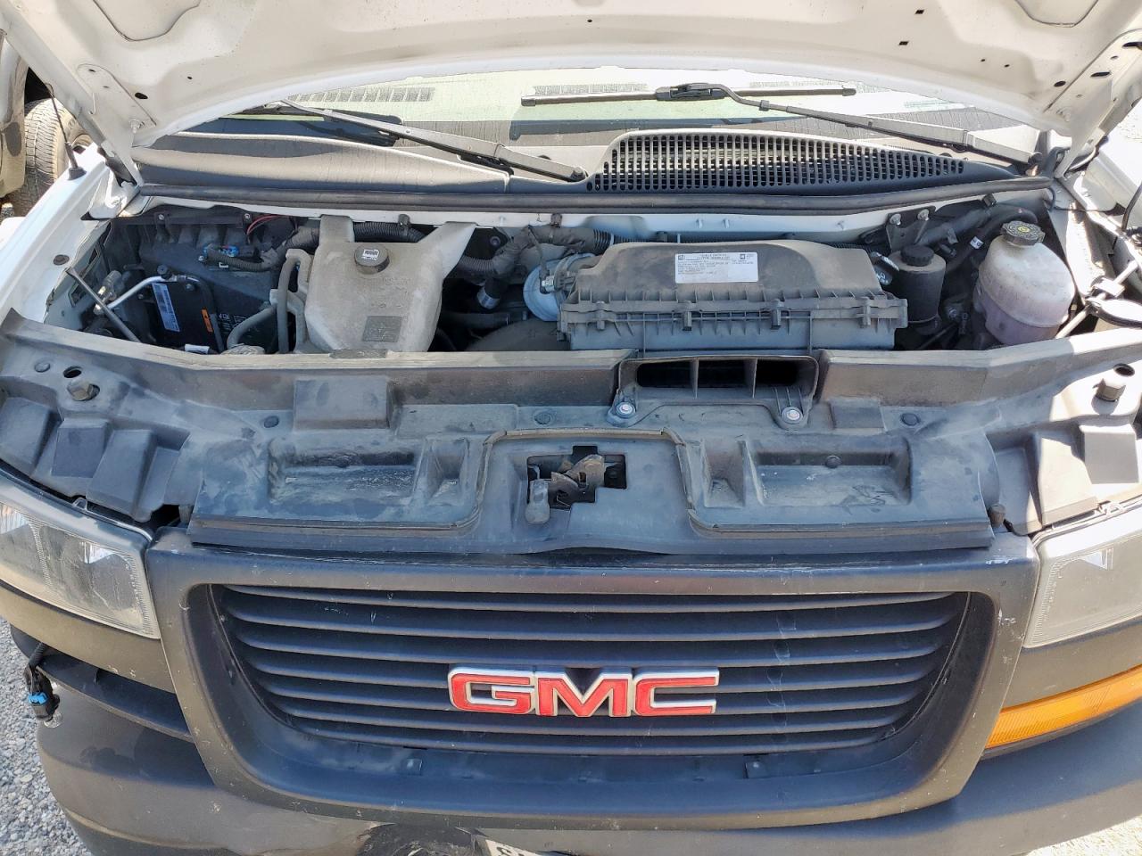 GMC Savana G2500 Image 11