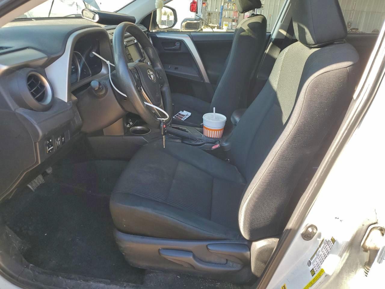 Toyota RAV4 Le Image 12