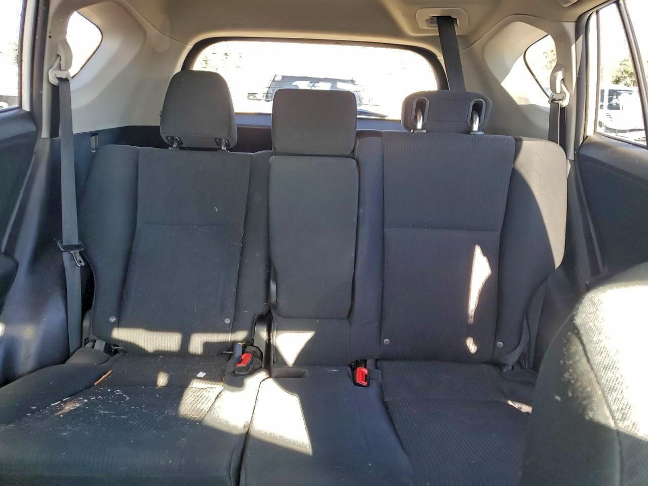 Toyota RAV4 Le Image 10