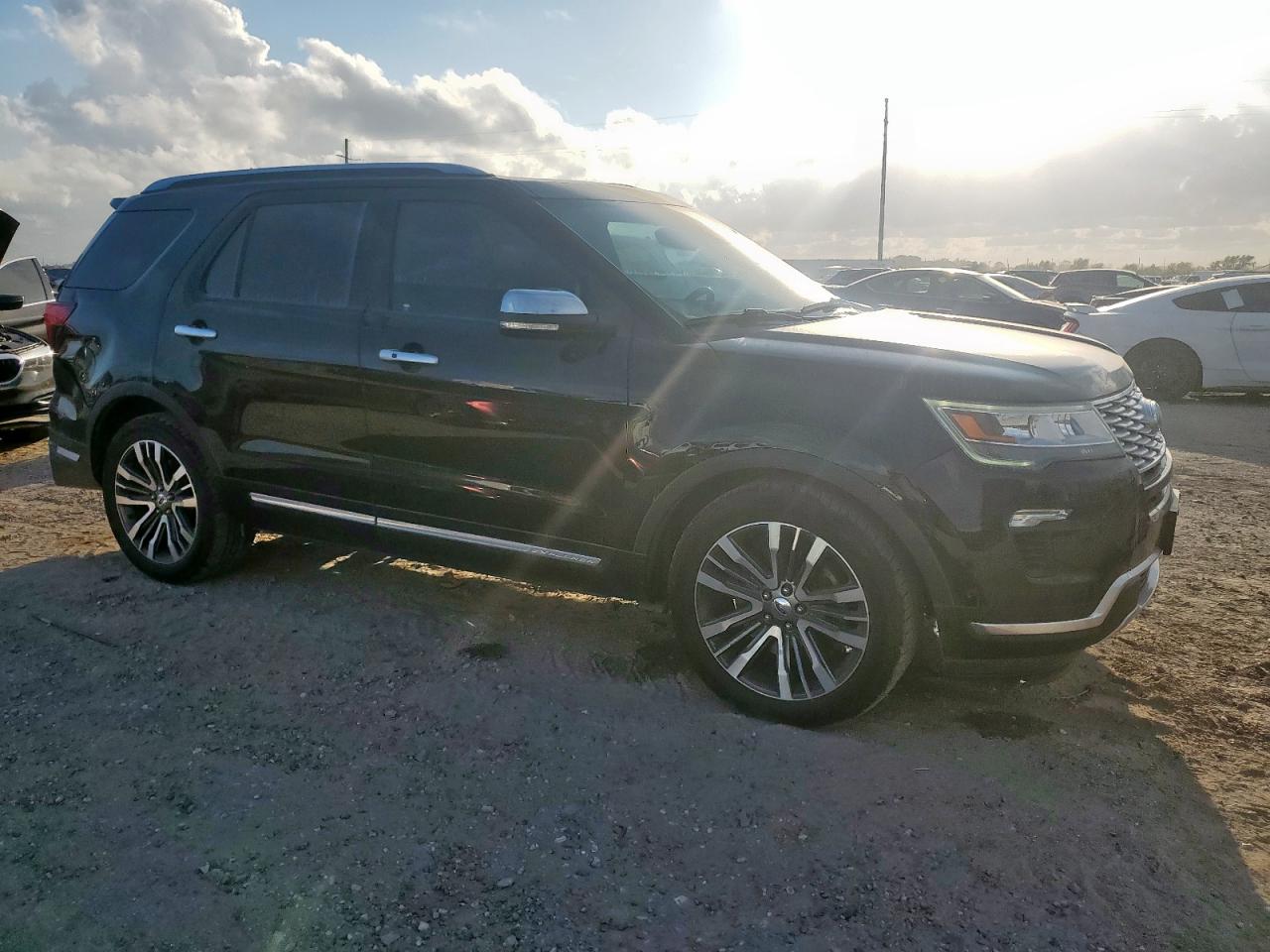 Ford Explorer Platinum Image 2