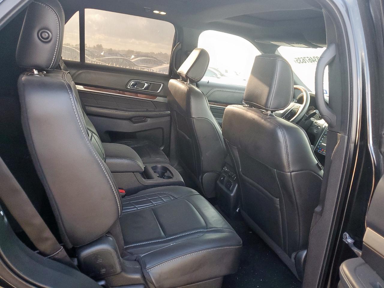 Ford Explorer Platinum Image 10