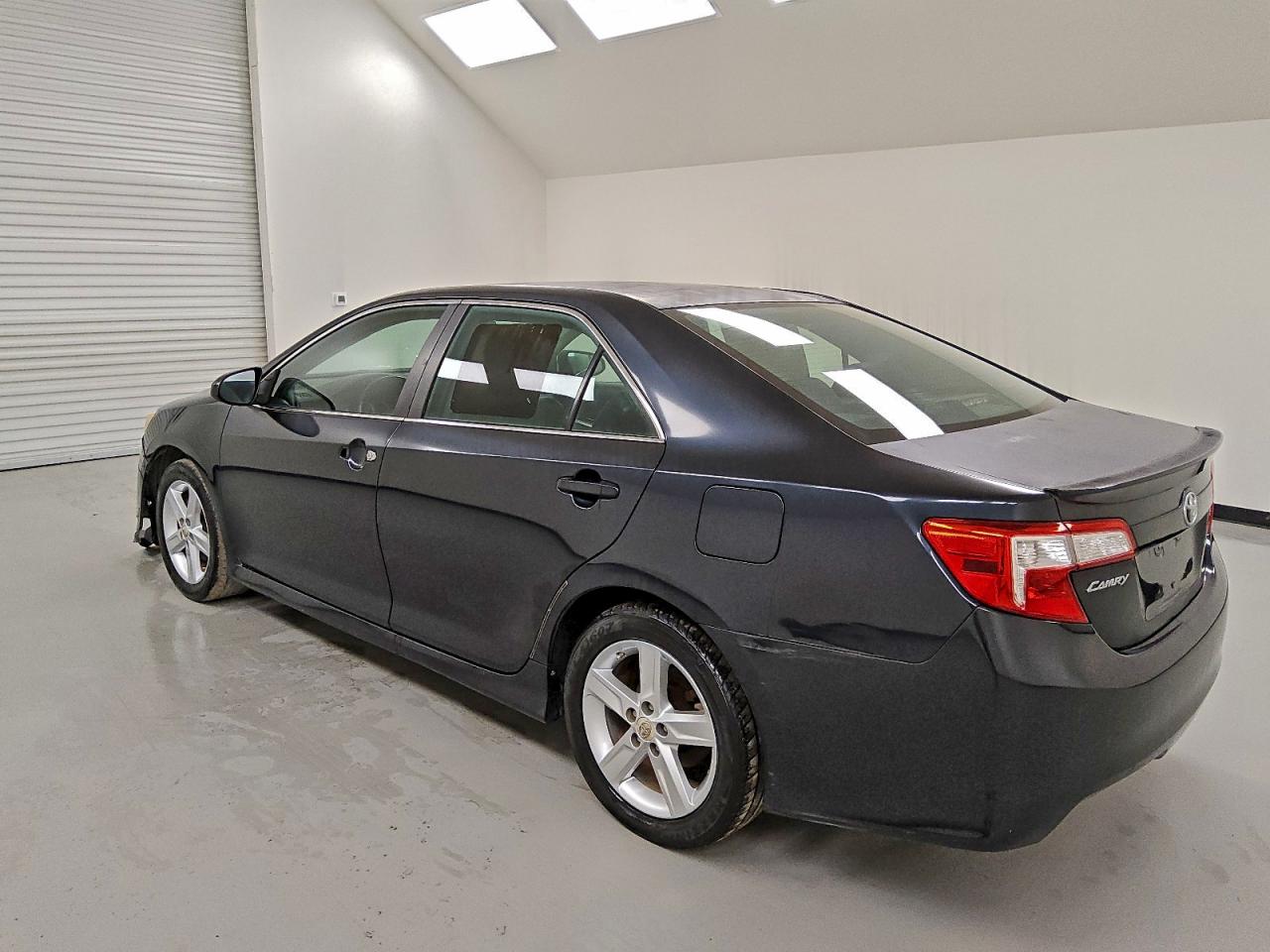 Toyota Camry Base Image 9
