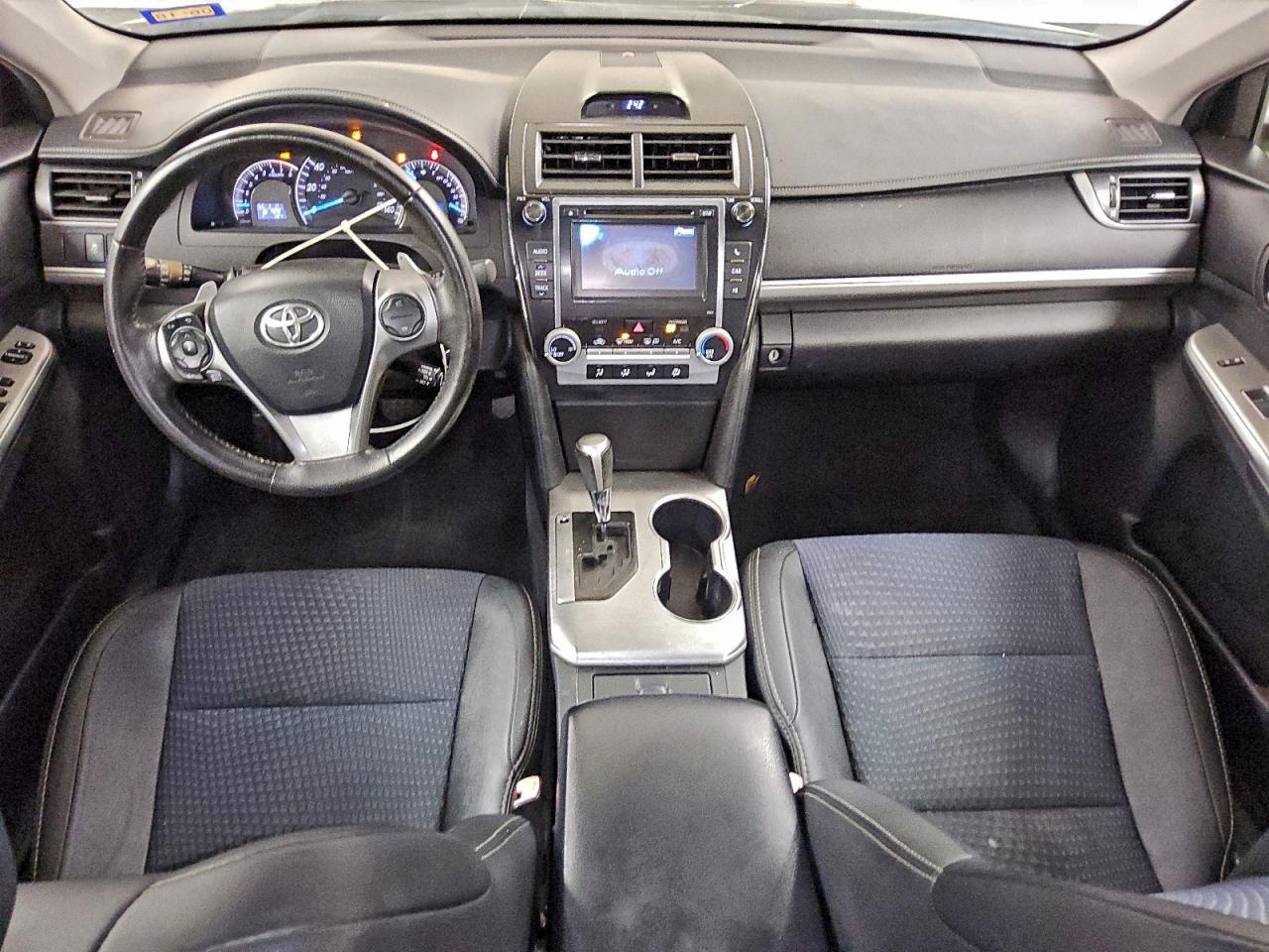 Toyota Camry Base Image 2