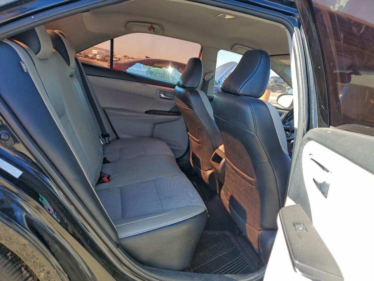 Toyota Camry Le Image 8