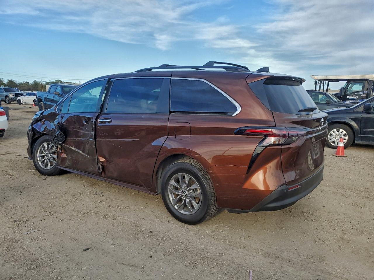 Toyota Sienna Xle Image 2