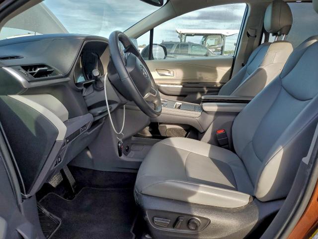 Toyota Sienna Xle Image 3