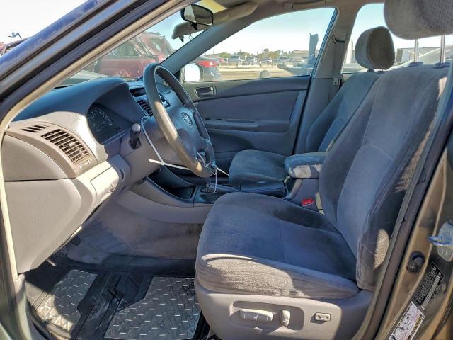 Toyota Camry Le Image 9