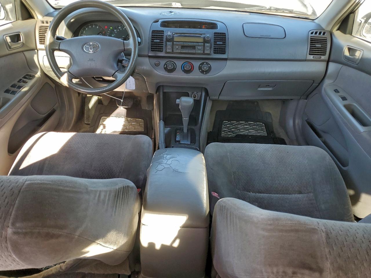 Toyota Camry Le Image 4