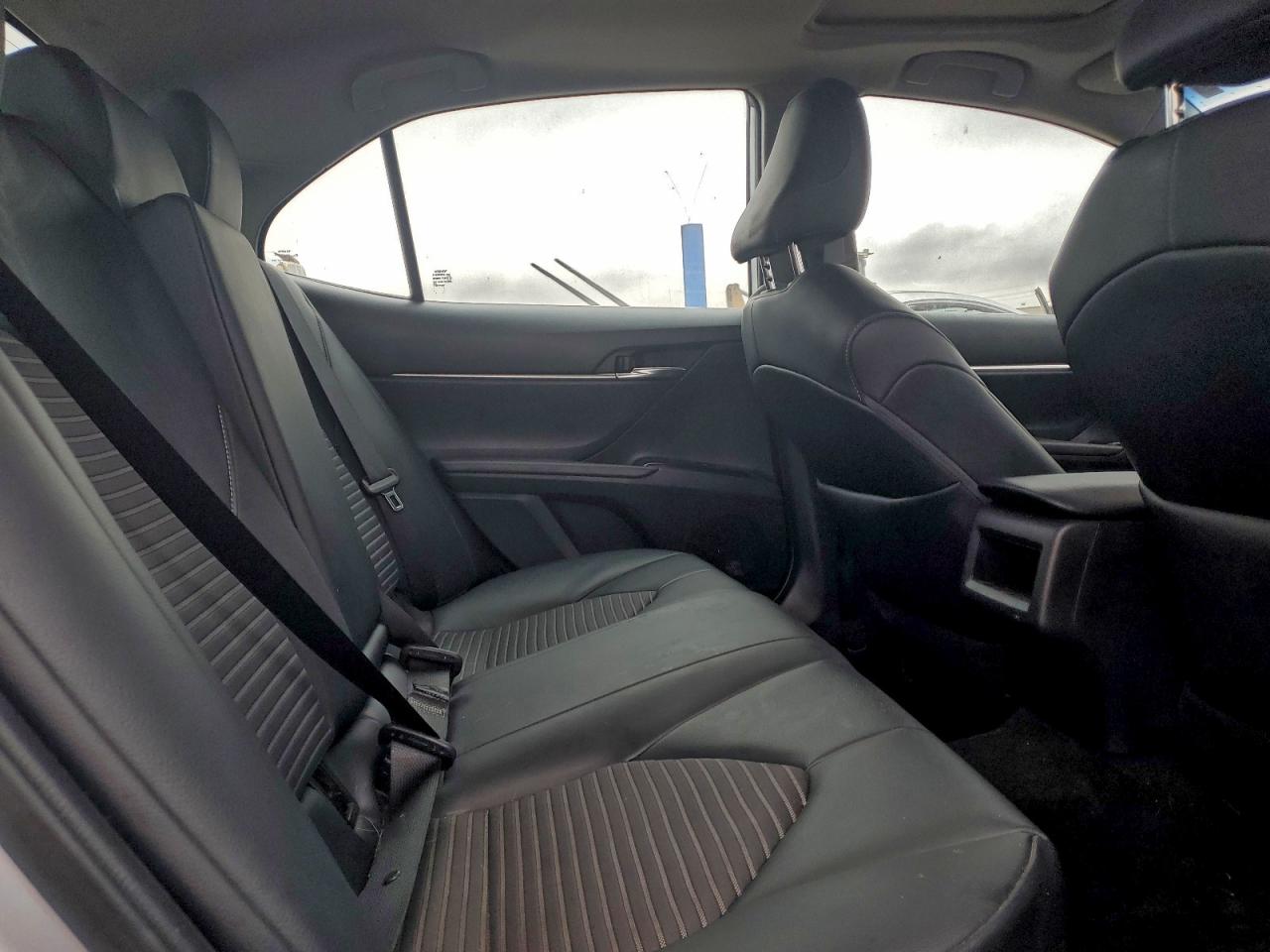 Toyota Camry Se Image 9