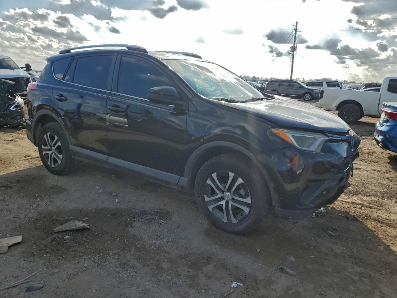 Toyota RAV4 Le Image 8