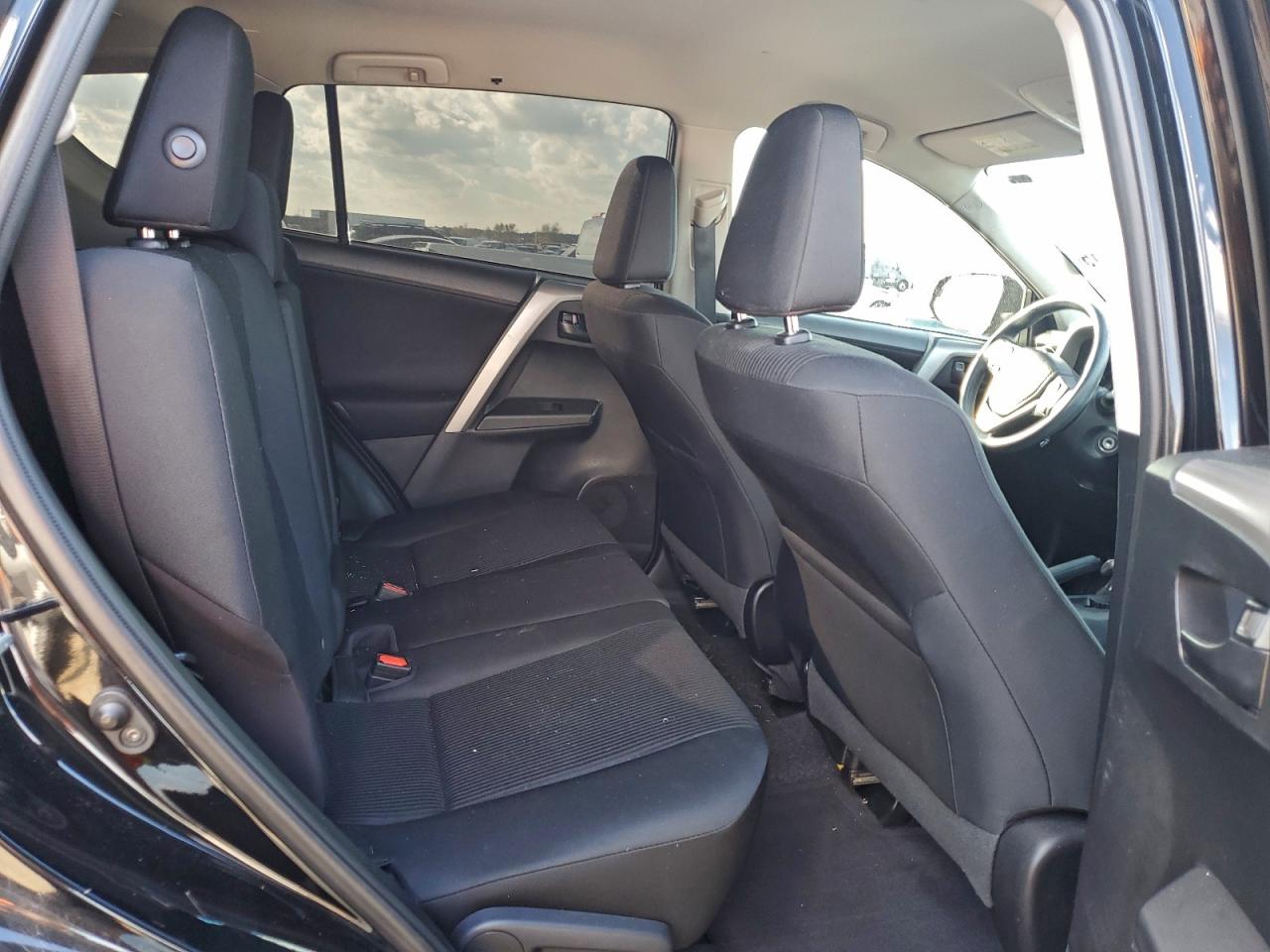 Toyota RAV4 Le Image 10