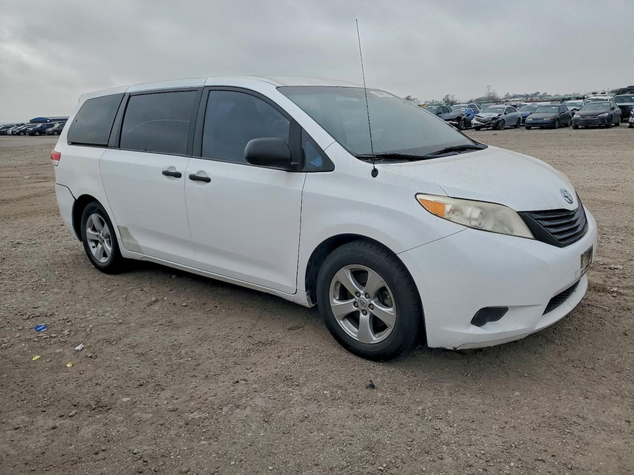 Toyota Sienna Image 3