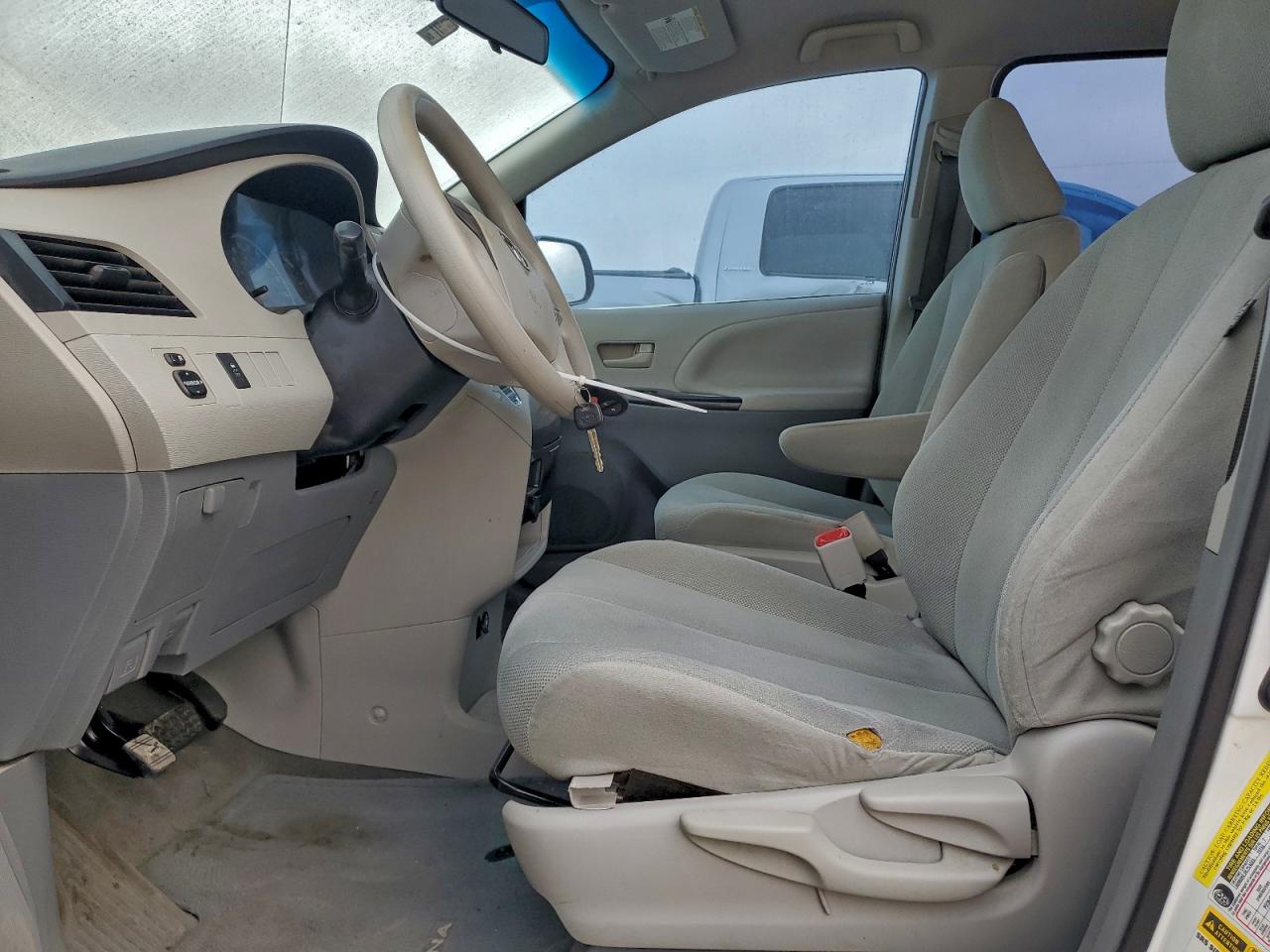 Toyota Sienna Image 8