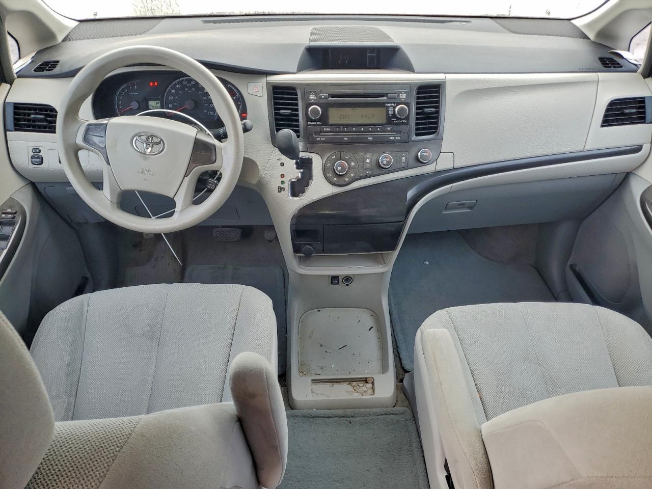 Toyota Sienna Image 2