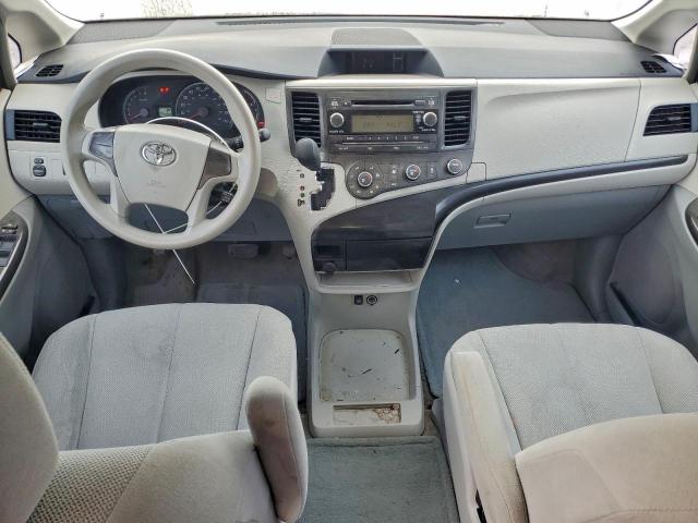 Toyota Sienna Image 2