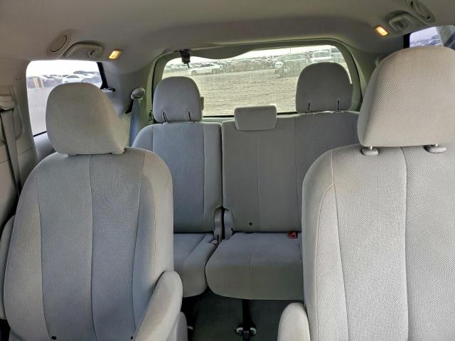Toyota Sienna Image 9