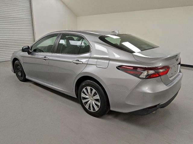 Toyota Camry Le Image 4