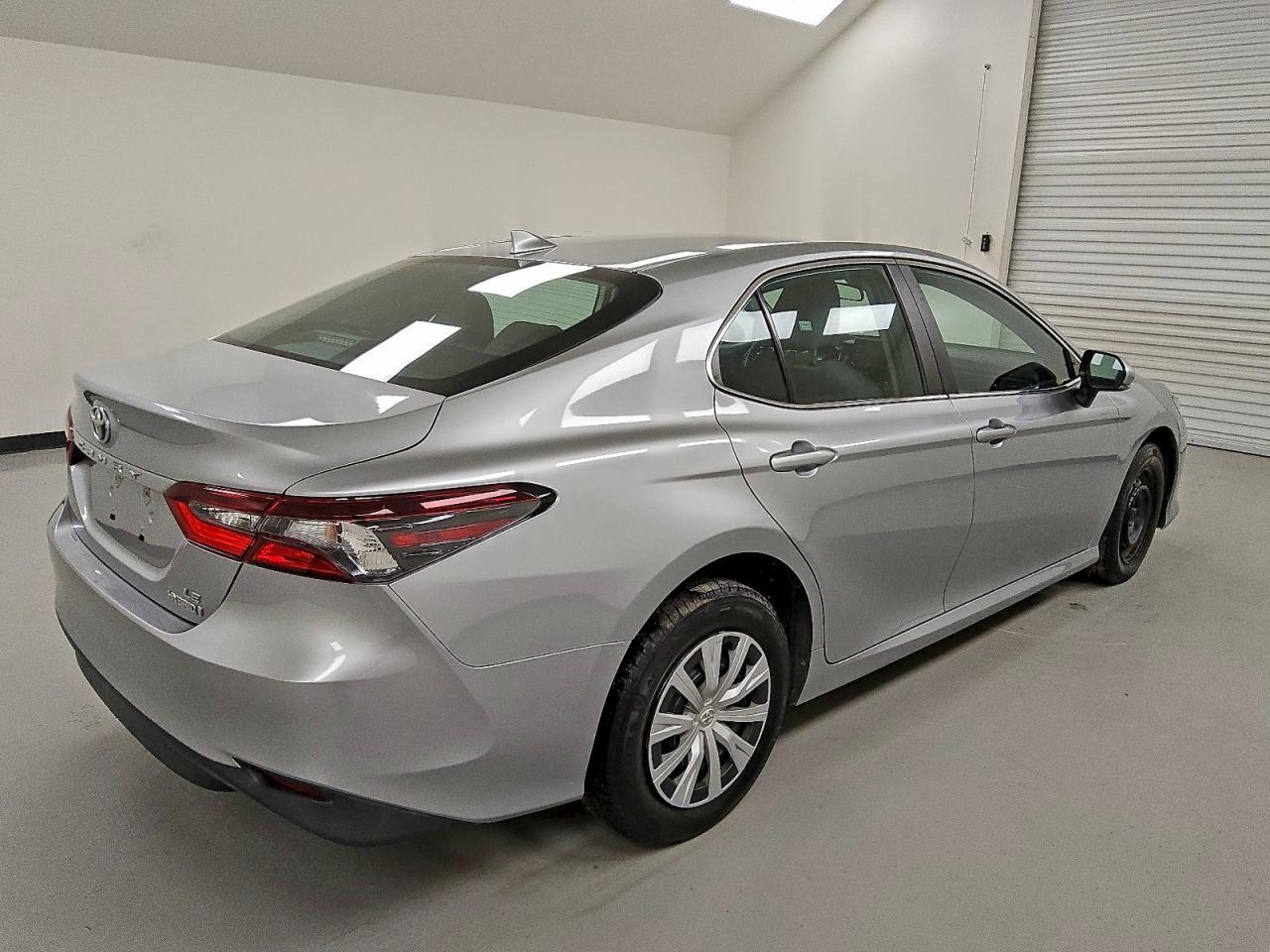 Toyota Camry Le Image 3