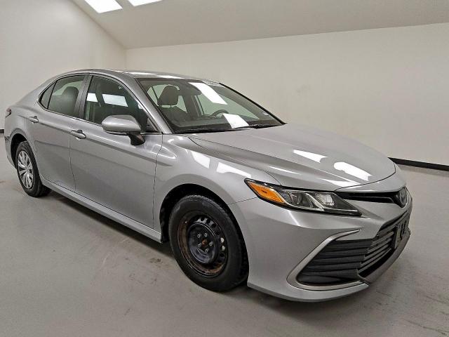 Toyota Camry Le Image 2