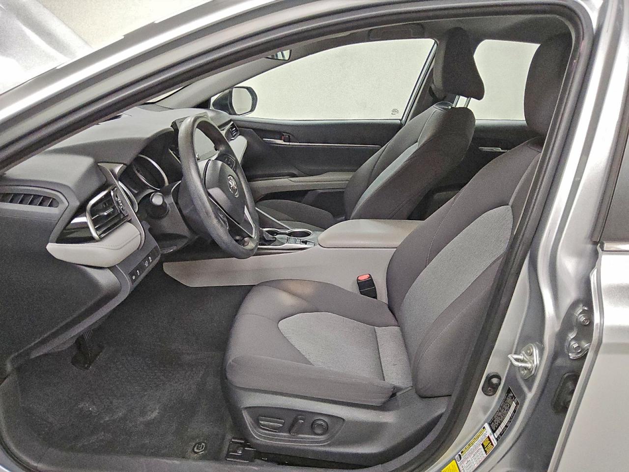 Toyota Camry Le Image 8