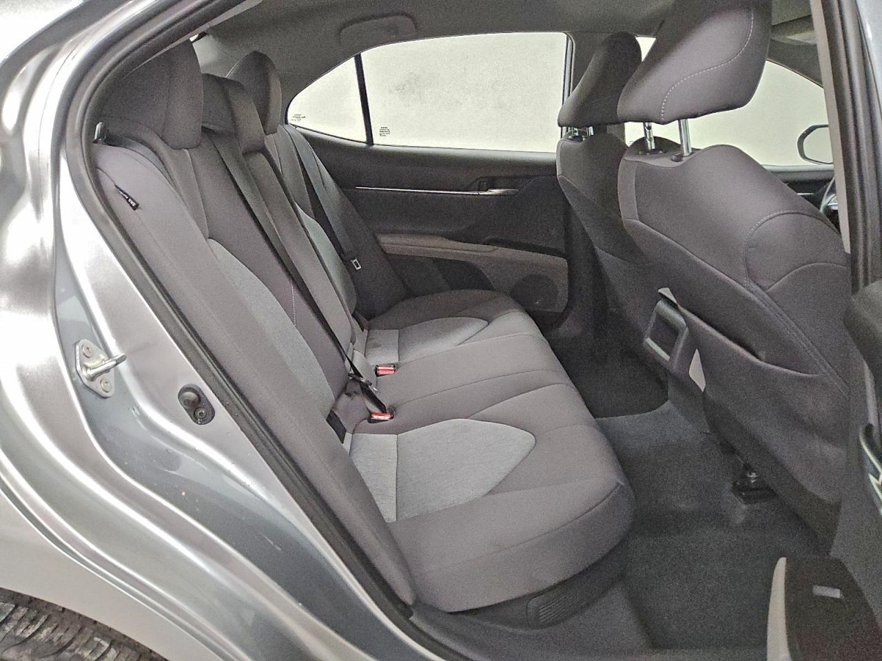 Toyota Camry Le Image 6