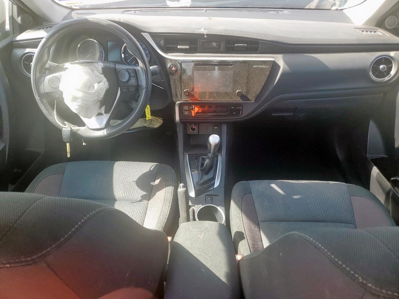 Toyota Corolla L Image 6