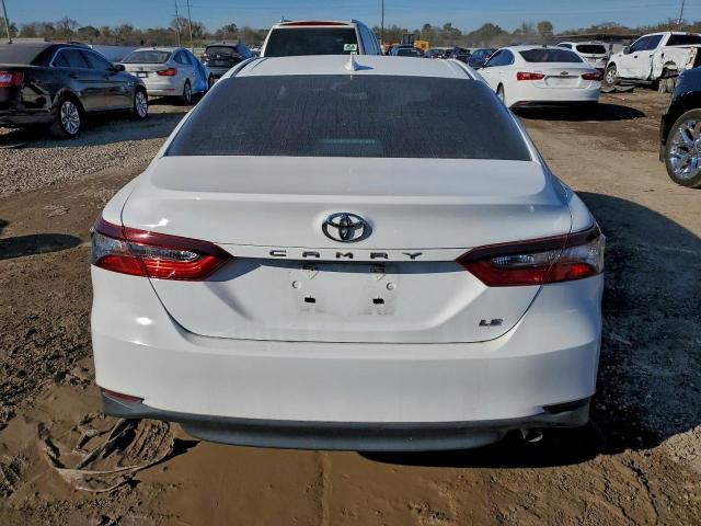 Toyota Camry Le Image 6