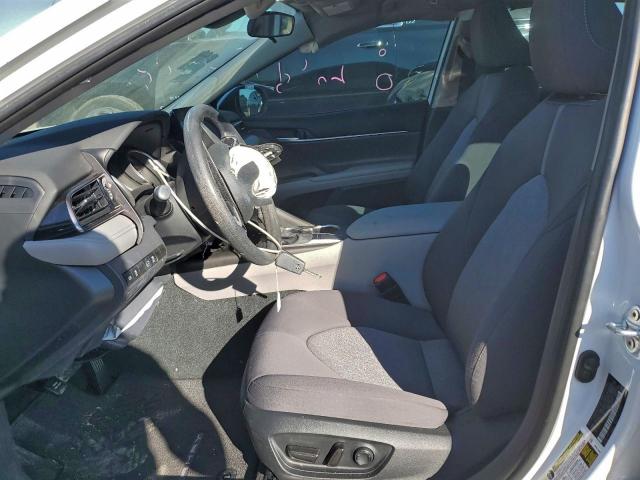 Toyota Camry Le Image 3