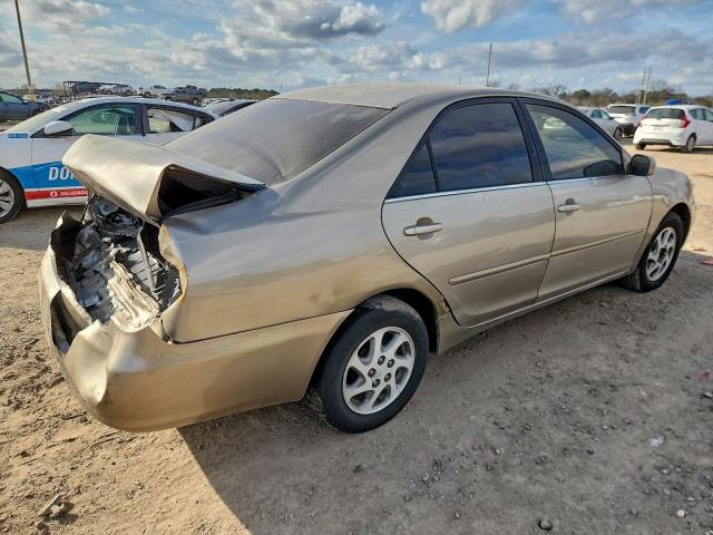 Toyota Camry Le Image 5