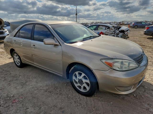 Toyota Camry Le Image 2