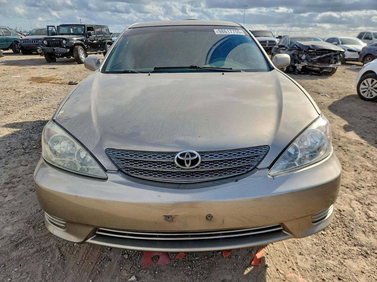 Toyota Camry Le Image 7