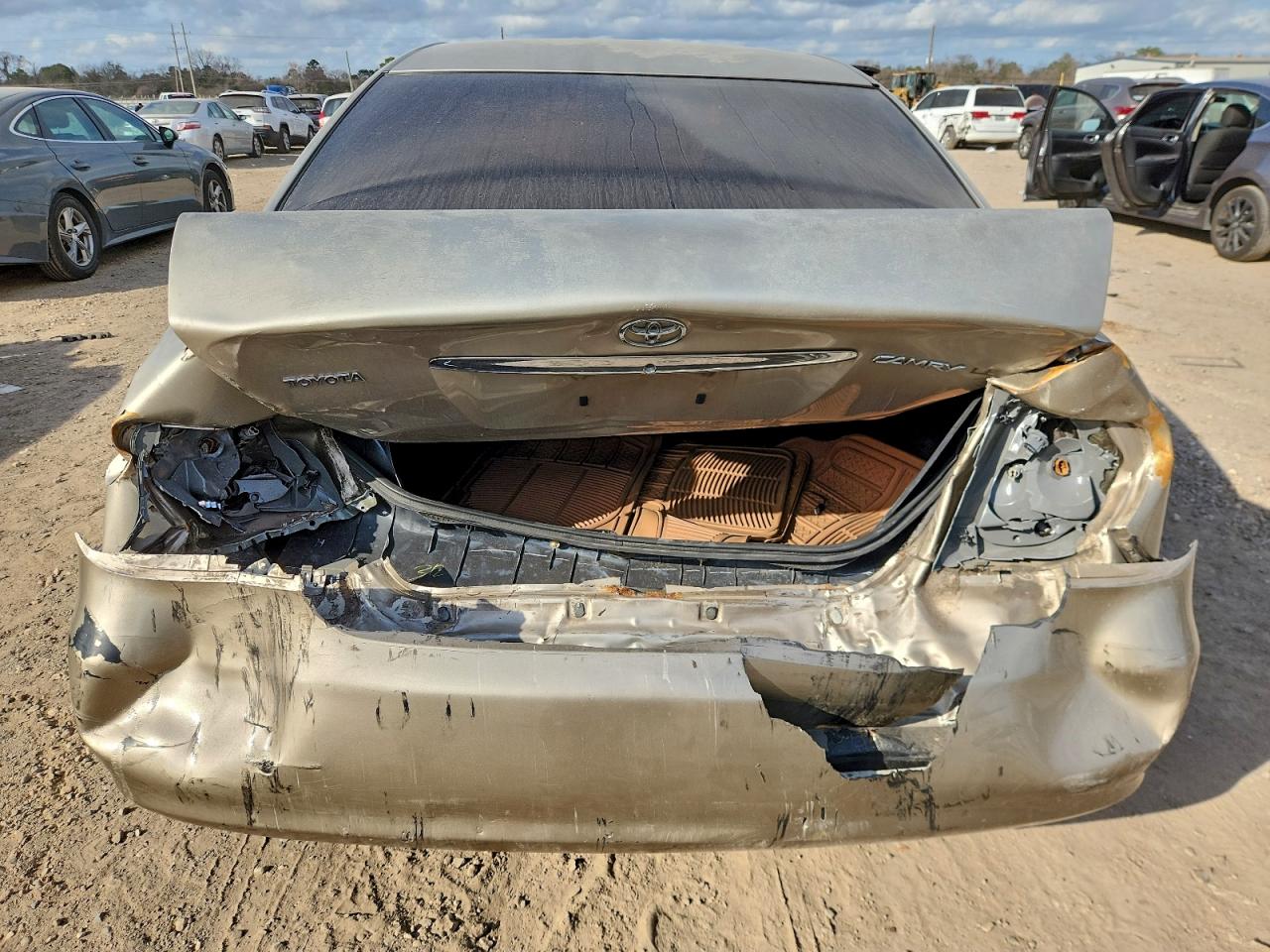 Toyota Camry Le Image 12