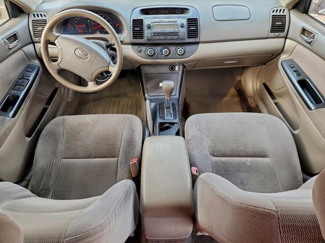 Toyota Camry Le Image 4