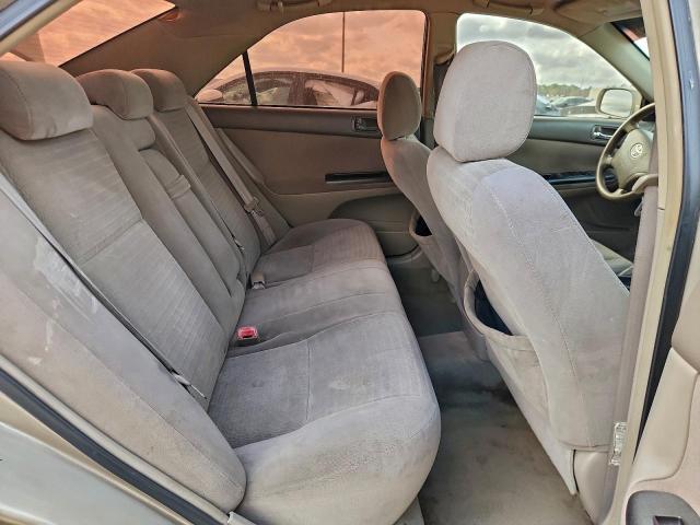 Toyota Camry Le Image 9