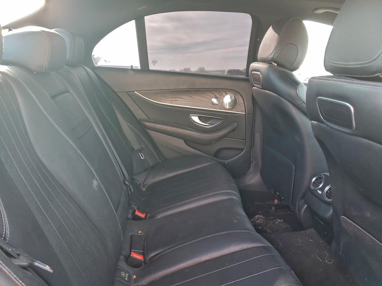 Mercedes-Benz E-Class 300 Image 13